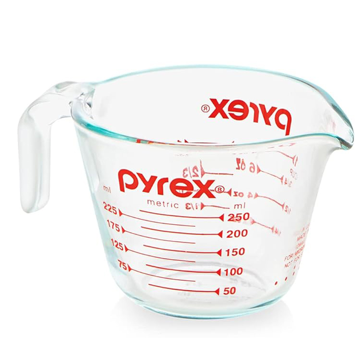 Glass measuring cup for measuring liquid ingredients